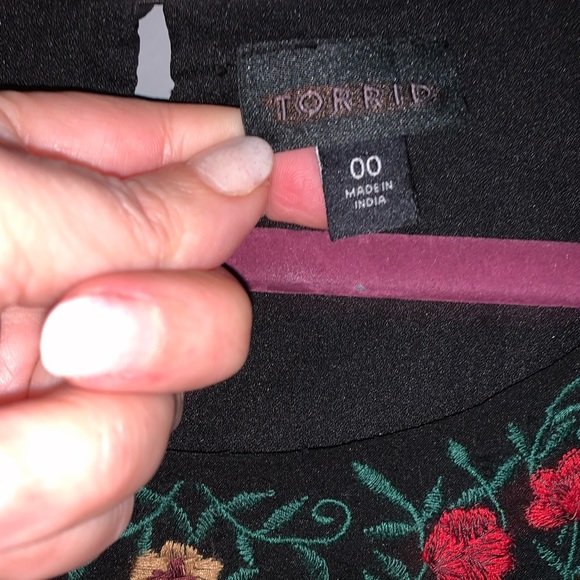 Torrid black top with embroidery - Picture 4 of 8